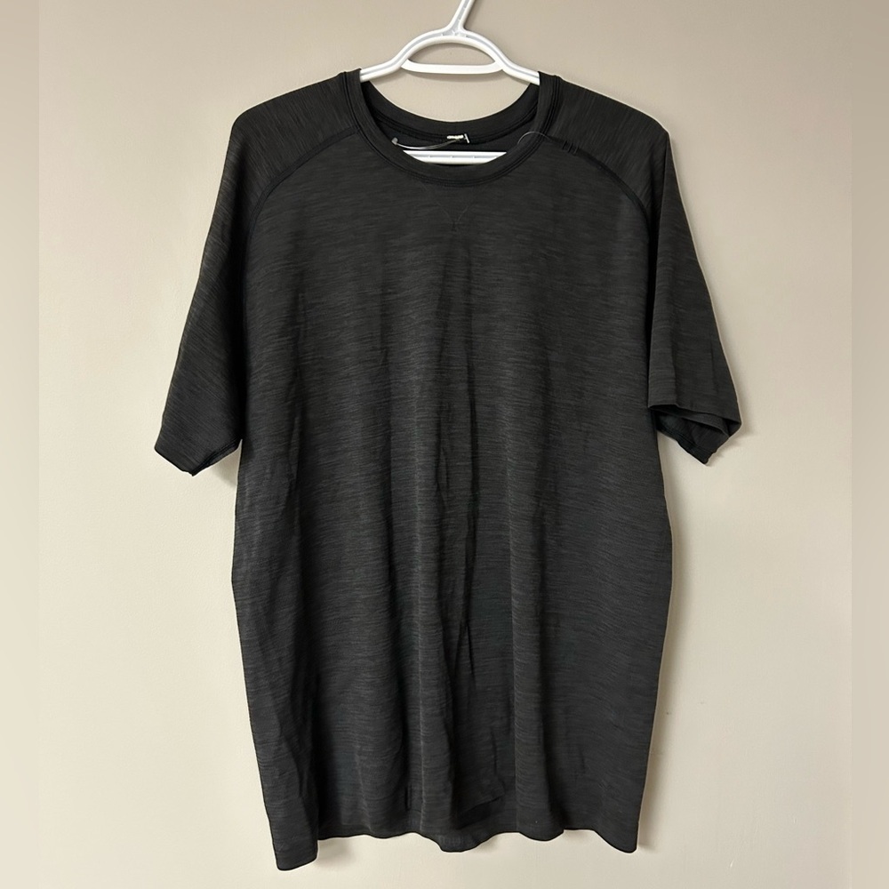 Lululemon Men’s Metal Vent Heathered Grey Short Sleeve T Shirt‎